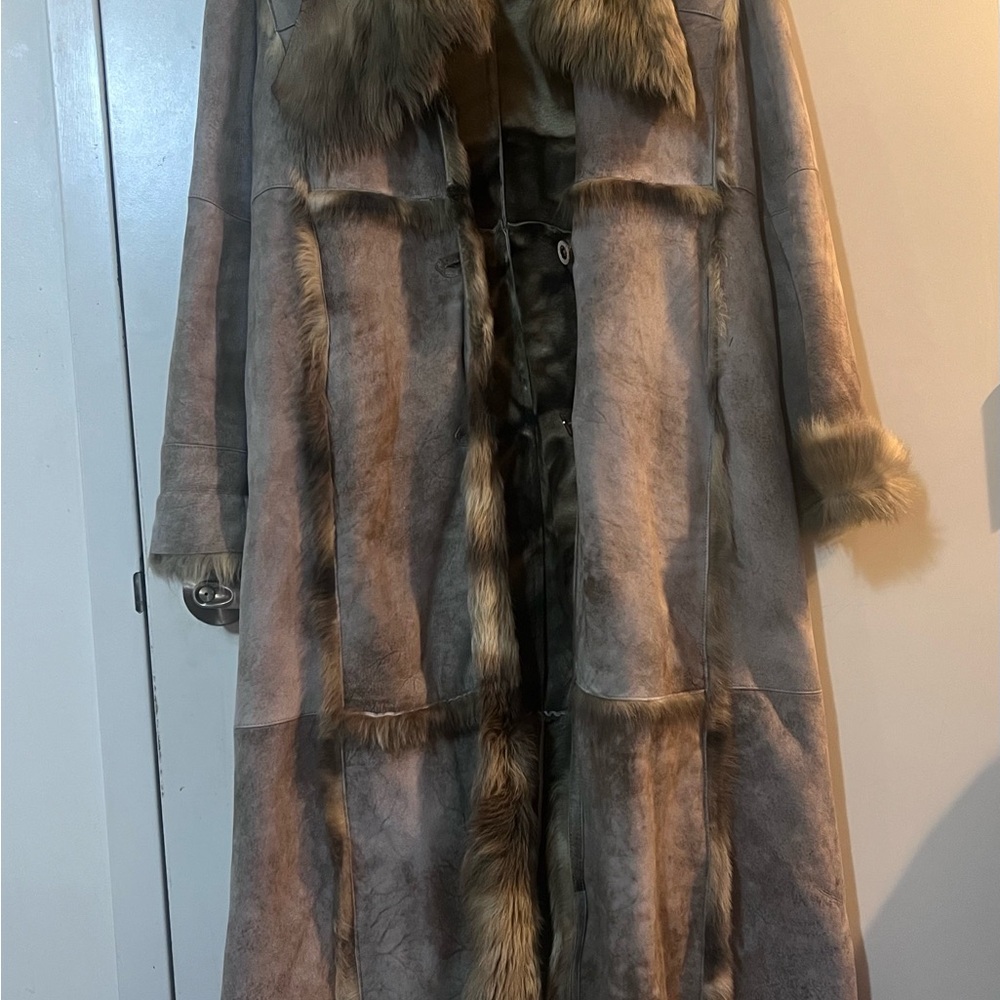Long Via Veneto coat in mint condition. Brownish/Tan